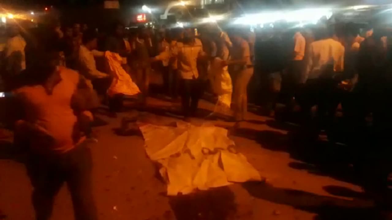 ಮಂಡ್ಯದಲ್ಲಿ ಘೋರ ಅವಘಡ, ಅಮಲಿನಲ್ಲಿದ್ದ ಲಾರಿ ಚಾಲಕನ ಅವಾಂತರಕ್ಕೆ 7 ಜೀವಗಳು ಬಲಿ ಮಂಡ್ಯದಲ್ಲಿ ಘೋರ ಅವಘಡ, ಅಮಲಿನಲ್ಲಿದ್ದ ಲಾರಿ ಚಾಲಕನ ಅವಾಂತರಕ್ಕೆ 7 ಜೀವಗಳು ಬಲಿ