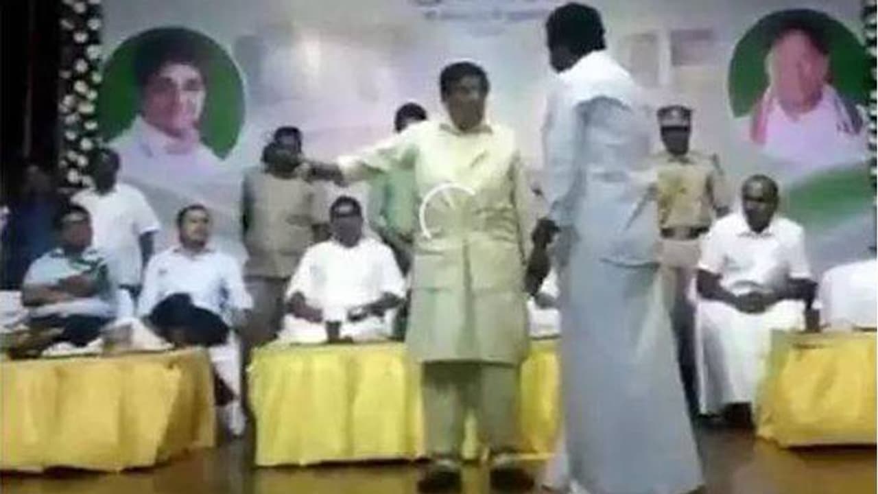 വാക്പോരിനൊടുവില് വേദിയില് നിന്ന് ഇറങ്ങിപ്പോകാന് എംഎല്എയോട് കിരണ് ബേദി വാക്പോരിനൊടുവില് വേദിയില് നിന്ന് ഇറങ്ങിപ്പോകാന് എംഎല്എയോട് കിരണ് ബേദി