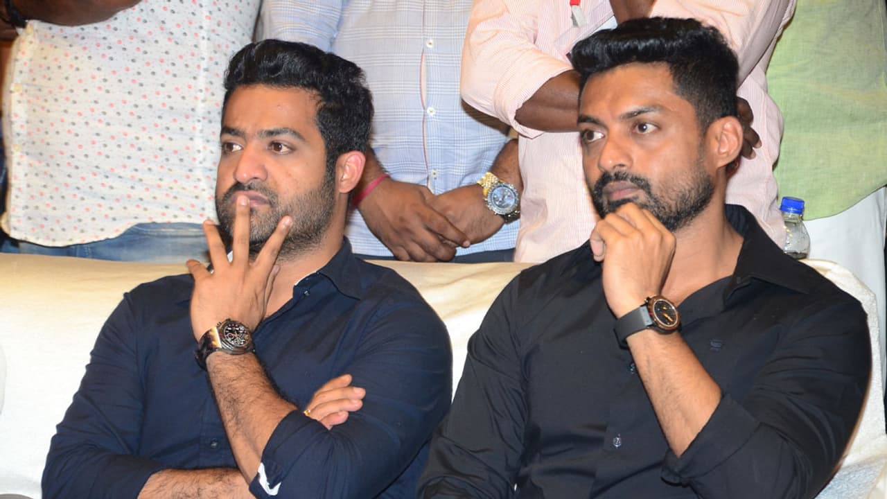 సుహాసినికి విజయం వరించాలి: జూనియర్ ఎన్టీఆర్, కళ్యాణ్ రామ్ సుహాసినికి విజయం వరించాలి: జూనియర్ ఎన్టీఆర్, కళ్యాణ్ రామ్