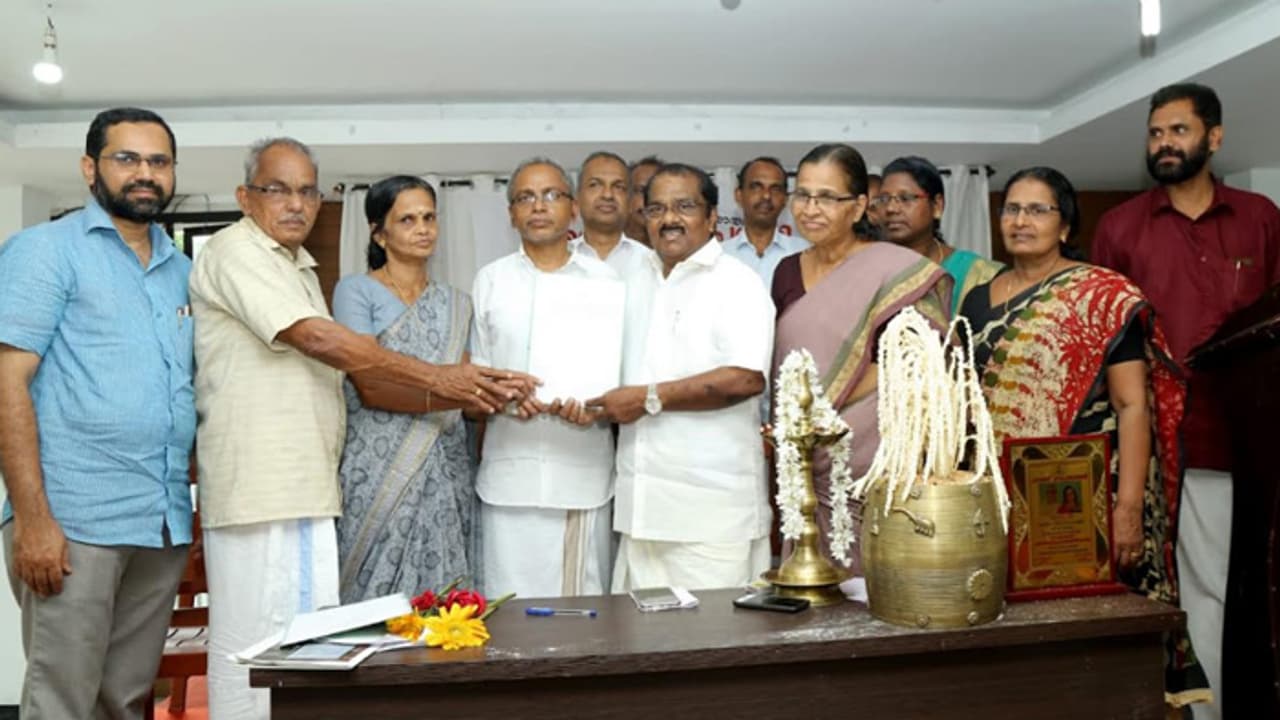 വീടില്ലാത്തവര്ക്ക് വീടൊരുക്കാന് സഹായം; മാതൃകയായി ദമ്പതികള് വീടില്ലാത്തവര്ക്ക് വീടൊരുക്കാന് സഹായം; മാതൃകയായി ദമ്പതികള്