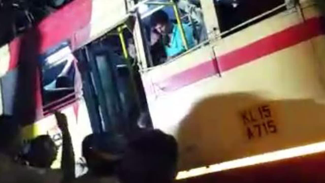 തിരുവനന്തപുരത്ത് കെ.എസ്.ആർ.ടി.സി സൂപ്പർഫാസ്റ്റ് ബസ് തോട്ടിലേക്ക് മറിഞ്ഞു തിരുവനന്തപുരത്ത് കെ.എസ്.ആർ.ടി.സി സൂപ്പർഫാസ്റ്റ് ബസ് തോട്ടിലേക്ക് മറിഞ്ഞു