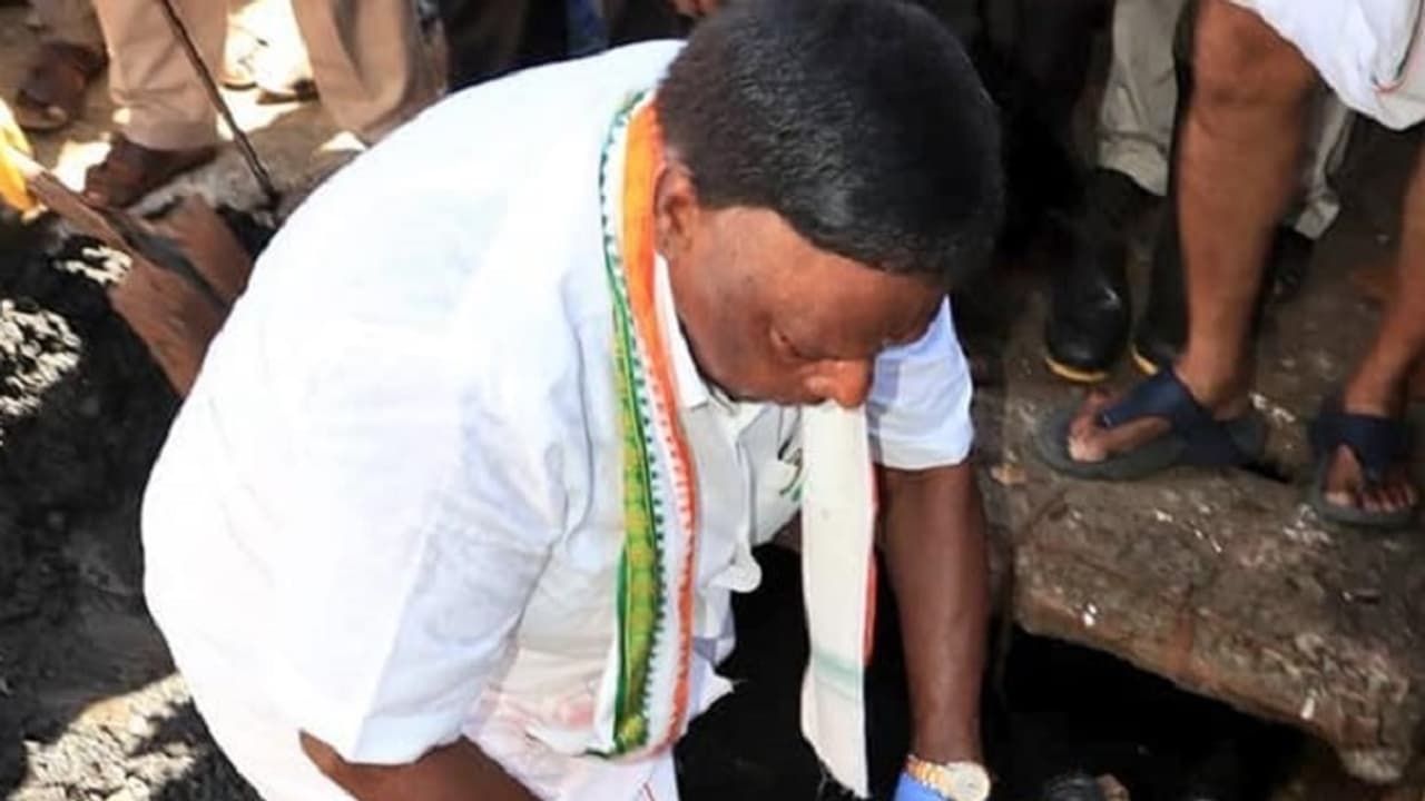 ಚರಂಡಿಯೊಳಗಿಳಿದು ಸ್ವಚ್ಛಗೊಳಿಸಿದ ಸಿಎಂ ಸ್ವಾಮಿ ಚರಂಡಿಯೊಳಗಿಳಿದು ಸ್ವಚ್ಛಗೊಳಿಸಿದ ಸಿಎಂ ಸ್ವಾಮಿ