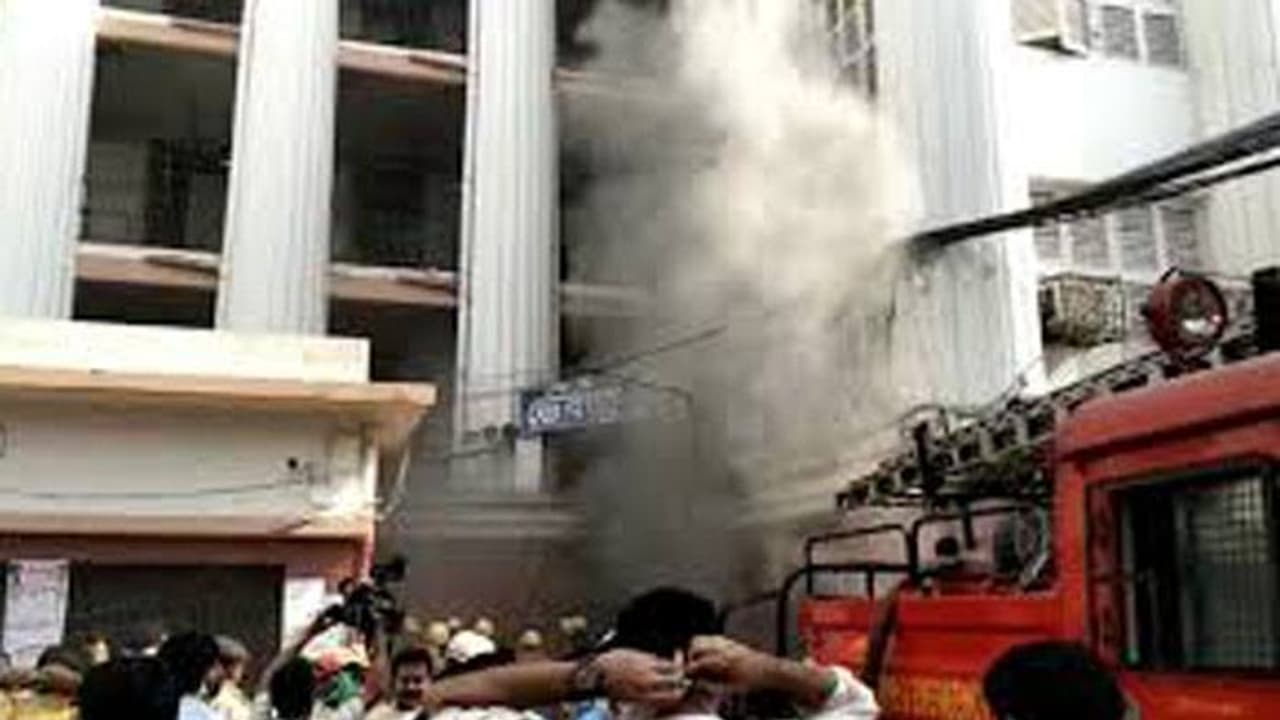 കൊല്ക്കത്തയിലെ മെഡിക്കല് കോളേജില് വന് തീപിടുത്തം കൊല്ക്കത്തയിലെ മെഡിക്കല് കോളേജില് വന് തീപിടുത്തം