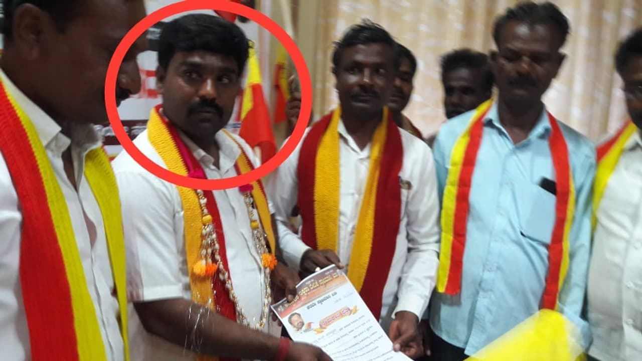 ಕರವೇ ಅಧ್ಯಕ್ಷರಾದ ಮಾತ್ರಕ್ಕೆ ಟಿಕೆಟ್ ಇಲ್ಲದೆಯೂ ಪ್ರಯಾಣಿಸಬಹುದಾ? ಕರವೇ ಅಧ್ಯಕ್ಷರಾದ ಮಾತ್ರಕ್ಕೆ ಟಿಕೆಟ್ ಇಲ್ಲದೆಯೂ ಪ್ರಯಾಣಿಸಬಹುದಾ?