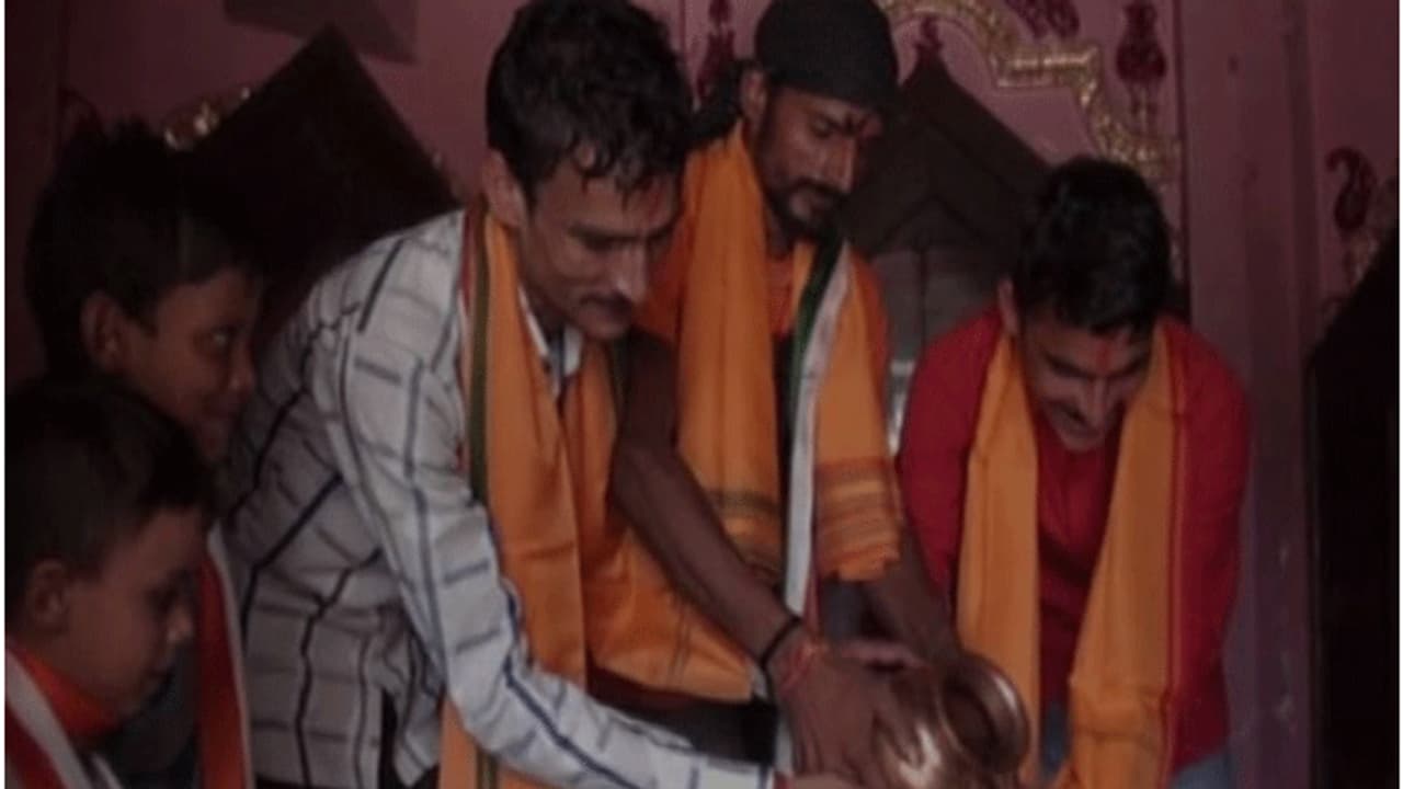 ಹಿಂದೂ ಧರ್ಮಕ್ಕೆ ಮತಾಂತರವಾದ ಮುಸ್ಲಿಂ ಕುಟುಂಬದ 13 ಸದಸ್ಯರು ಹಿಂದೂ ಧರ್ಮಕ್ಕೆ ಮತಾಂತರವಾದ ಮುಸ್ಲಿಂ ಕುಟುಂಬದ 13 ಸದಸ್ಯರು