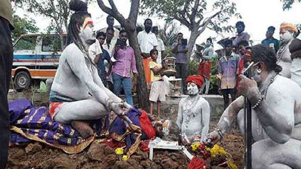 తల్లి శవంపై కూర్చొని పూజలు.. భయంతో వణికిన స్థానికులు తల్లి శవంపై కూర్చొని పూజలు.. భయంతో వణికిన స్థానికులు