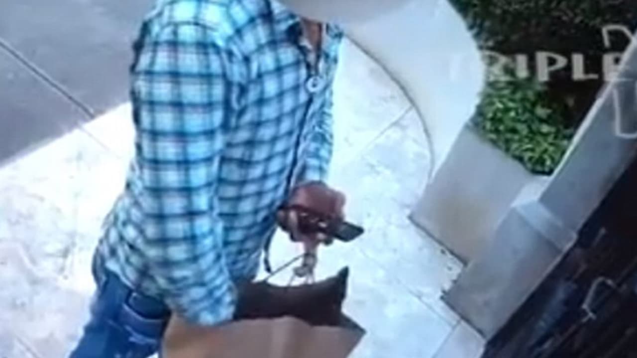 ഇങ്ങനെയൊക്കെ ചെയ്യാമോ? ക്യാമറയില് കുടുങ്ങിയ ഊബര് ഈറ്റ്സ് ഡ്രൈവര് ഇങ്ങനെയൊക്കെ ചെയ്യാമോ? ക്യാമറയില് കുടുങ്ങിയ ഊബര് ഈറ്റ്സ് ഡ്രൈവര്