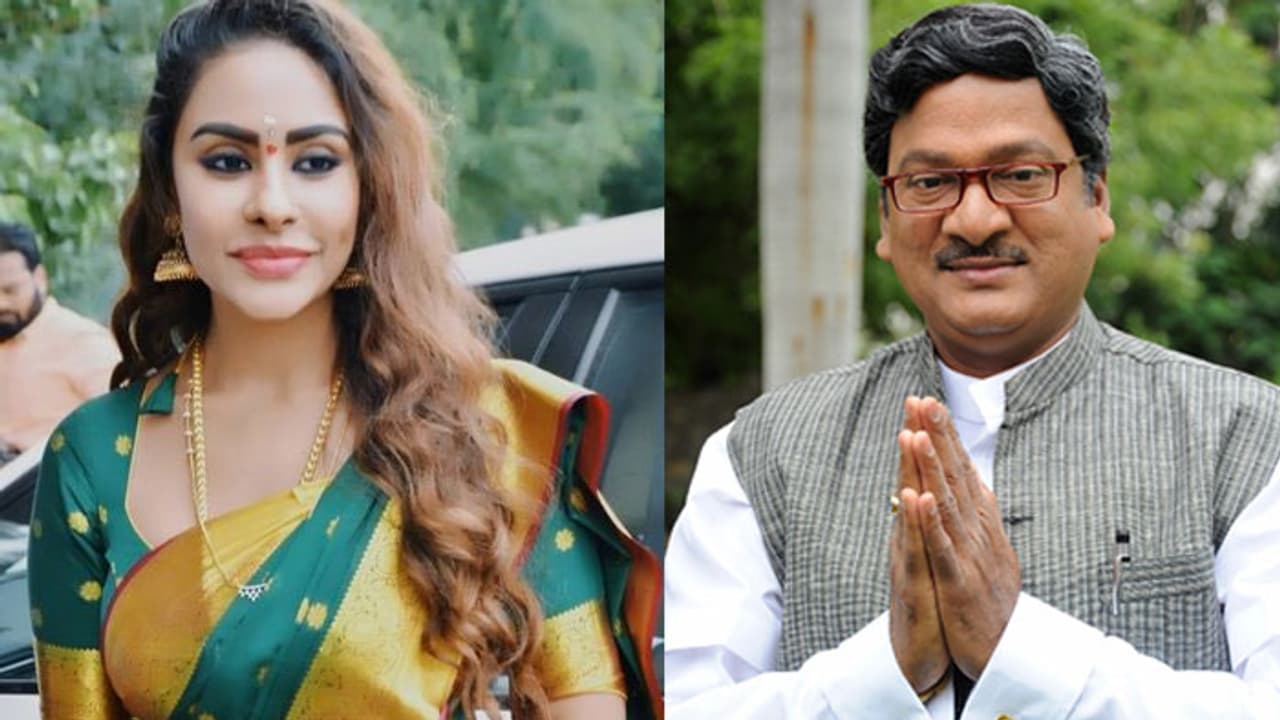 నటుడు రాజేంద్రప్రసాద్ కామపిశాచి.. శ్రీరెడ్డి సంచలన కామెంట్స్! నటుడు రాజేంద్రప్రసాద్ కామపిశాచి.. శ్రీరెడ్డి సంచలన కామెంట్స్!