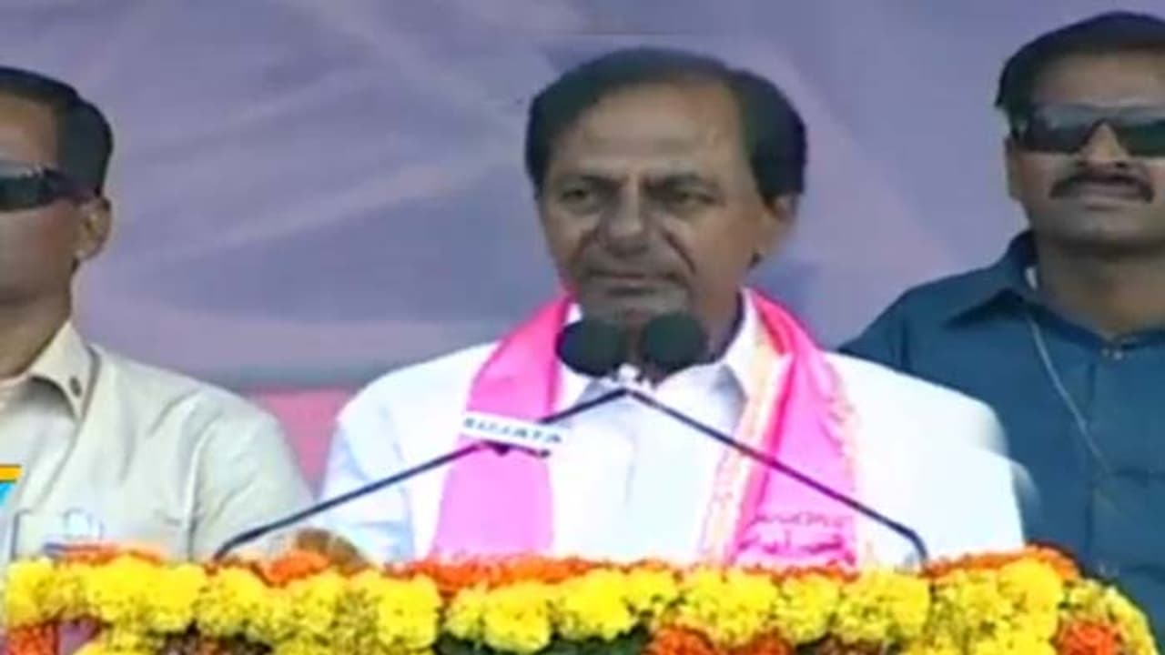 ఓటుకు నోటులో అడ్డంగా దొరికిన దొంగ: బాబుపై కేసీఆర్ సంచలనం ఓటుకు నోటులో అడ్డంగా దొరికిన దొంగ: బాబుపై కేసీఆర్ సంచలనం