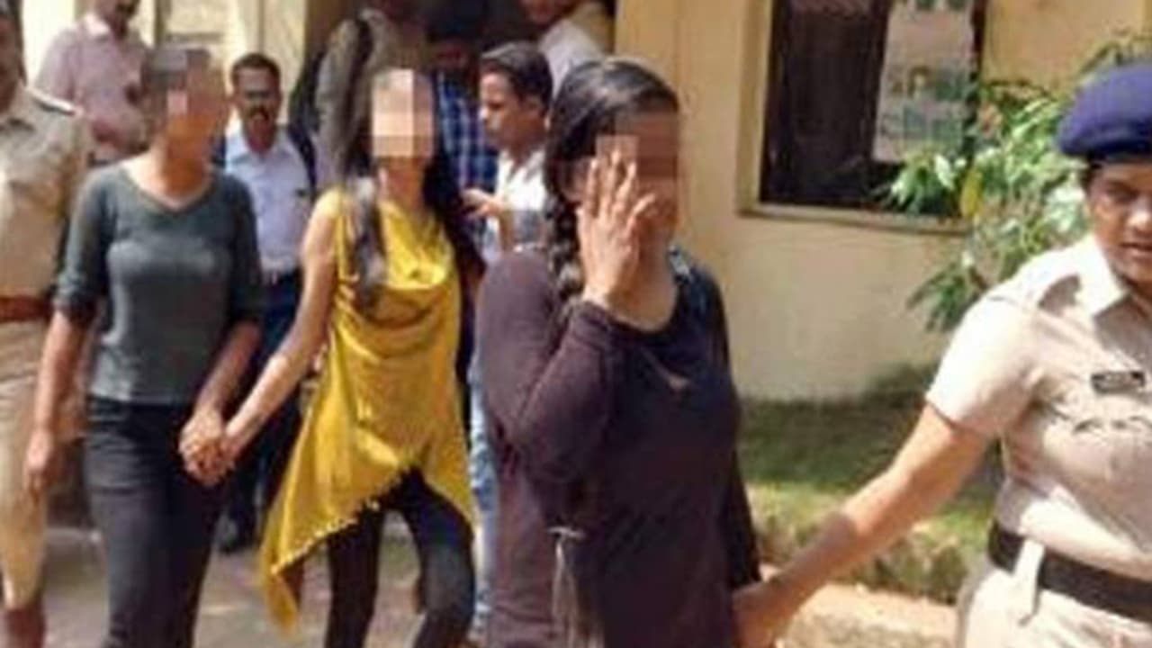 പൊതുസ്ഥലത്ത് മദ്യപിച്ച് പൊലീസുകാരെ ആക്രമിച്ചു; നാലു പെൺകുട്ടികളിൽ മൂന്നുപേർ പിടിയിൽ പൊതുസ്ഥലത്ത് മദ്യപിച്ച് പൊലീസുകാരെ ആക്രമിച്ചു; നാലു പെൺകുട്ടികളിൽ മൂന്നുപേർ പിടിയിൽ