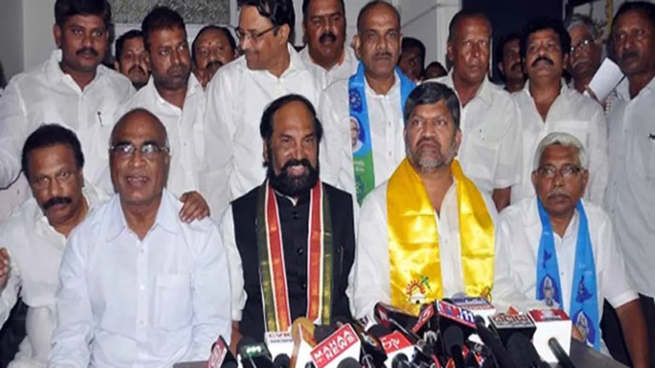 వారు ఎలక్షన్ కోడ్ పాటించడంలేదు...సీఈవోకు మహాకూటమి నేతల ఫిర్యాదు వారు ఎలక్షన్ కోడ్ పాటించడంలేదు...సీఈవోకు మహాకూటమి నేతల ఫిర్యాదు