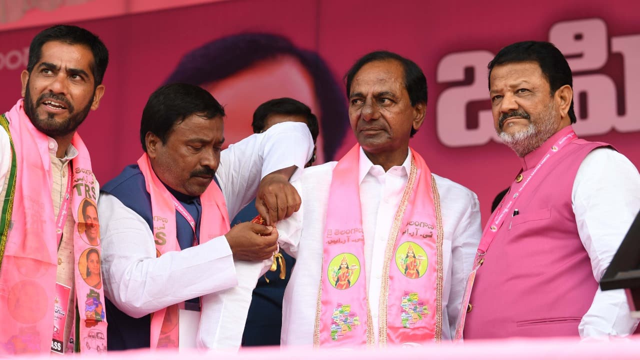 ప్రీ పోల్ సర్వే: టీఆర్ఎస్ కు 9, కాంగ్రెసుకు 6, టీడీపి మటాష్