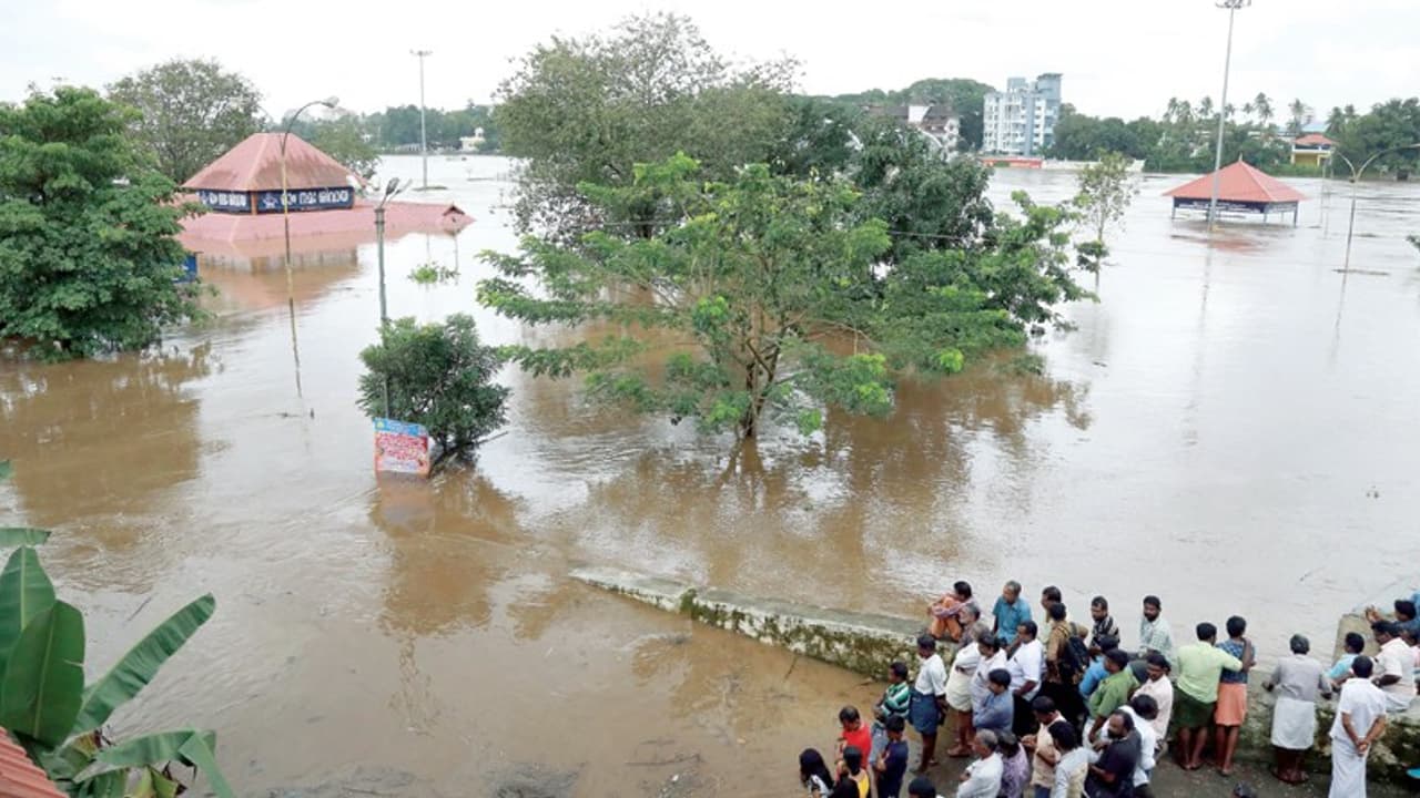 கேரளாவில் மீண்டும் கனமழை … 3 மாவட்டங்களுக்கு ரெட் அலர்ட்!! கேரளாவில் மீண்டும் கனமழை … 3 மாவட்டங்களுக்கு ரெட் அலர்ட்!!