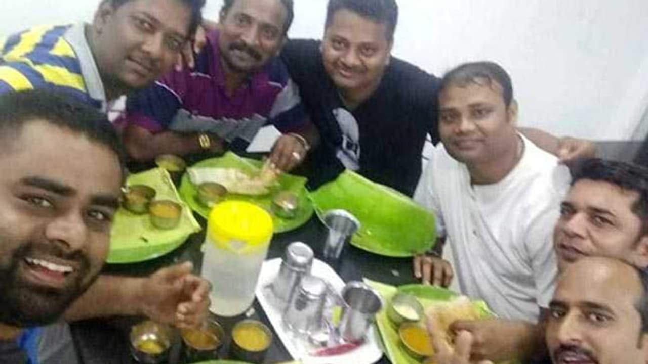 ഊട്ടിയിൽ 250 അടി താഴ്ച്ചയിൽ വാഹനം മറിഞ്ഞ് അഞ്ച് പേർ മരിച്ചു ഊട്ടിയിൽ 250 അടി താഴ്ച്ചയിൽ വാഹനം മറിഞ്ഞ് അഞ്ച് പേർ മരിച്ചു