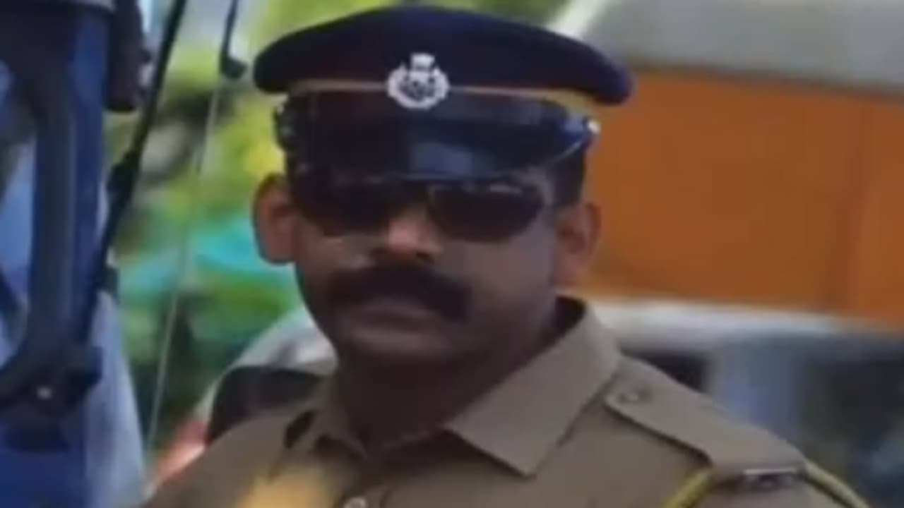 ആശുപത്രിയിലെ പ്രസവ മുറിയിൽ പർദ്ദ ധരിച്ച് കയറിയ പൊലീസുകാരൻ അറസ്റ്റിൽ ആശുപത്രിയിലെ പ്രസവ മുറിയിൽ പർദ്ദ ധരിച്ച് കയറിയ പൊലീസുകാരൻ അറസ്റ്റിൽ