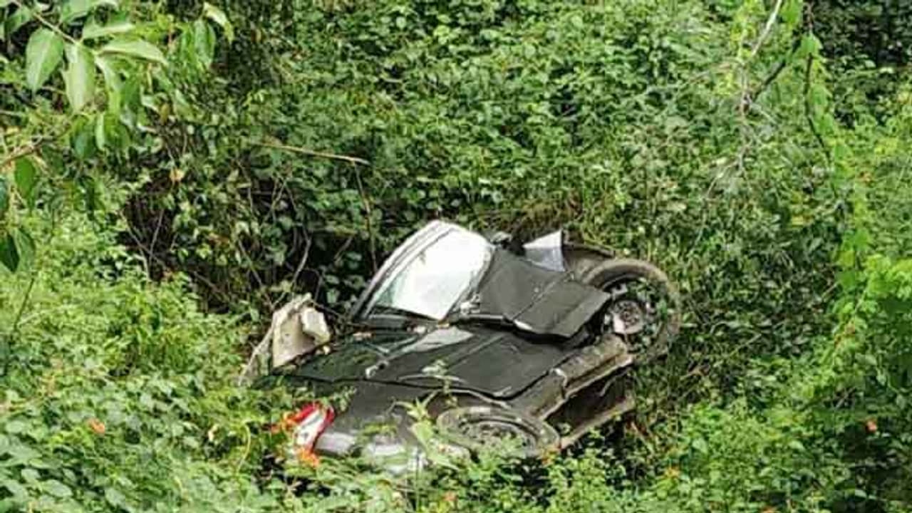 తమిళనాడులో రోడ్డు ప్రమాదం.. లోయలోకి దూసుకెళ్లిన కారు..ఐదుగురు దుర్మరణం తమిళనాడులో రోడ్డు ప్రమాదం.. లోయలోకి దూసుకెళ్లిన కారు..ఐదుగురు దుర్మరణం