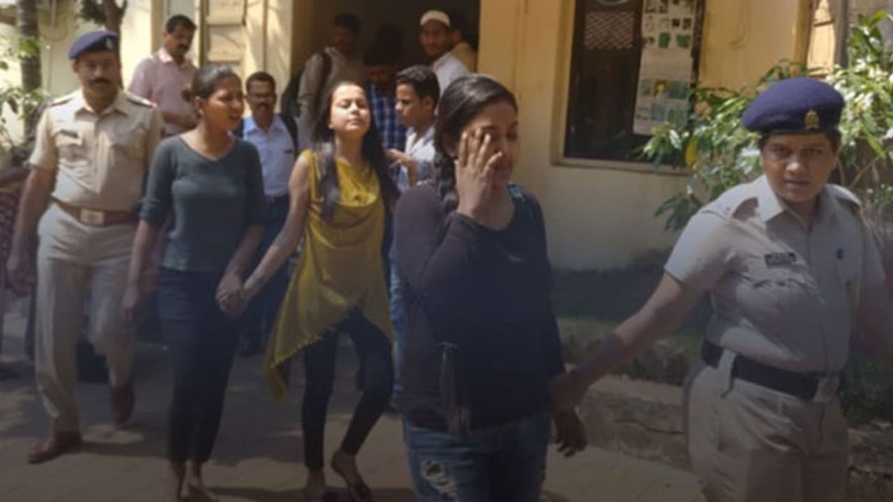 போதையில் நடுரோட்டில் இளம் பெண்கள் ரகளை! தட்டிக்கேட்ட போலீசுக்கு அடி உதை! போதையில் நடுரோட்டில் இளம் பெண்கள் ரகளை! தட்டிக்கேட்ட போலீசுக்கு அடி உதை!