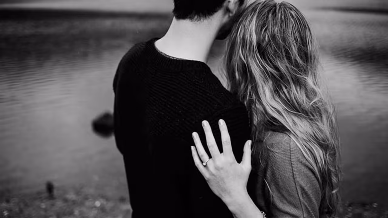 ప్రియురాలికి ట్విస్టిచ్చిన లవర్: షాకిచ్చిన యువతి ప్రియురాలికి ట్విస్టిచ్చిన లవర్: షాకిచ్చిన యువతి