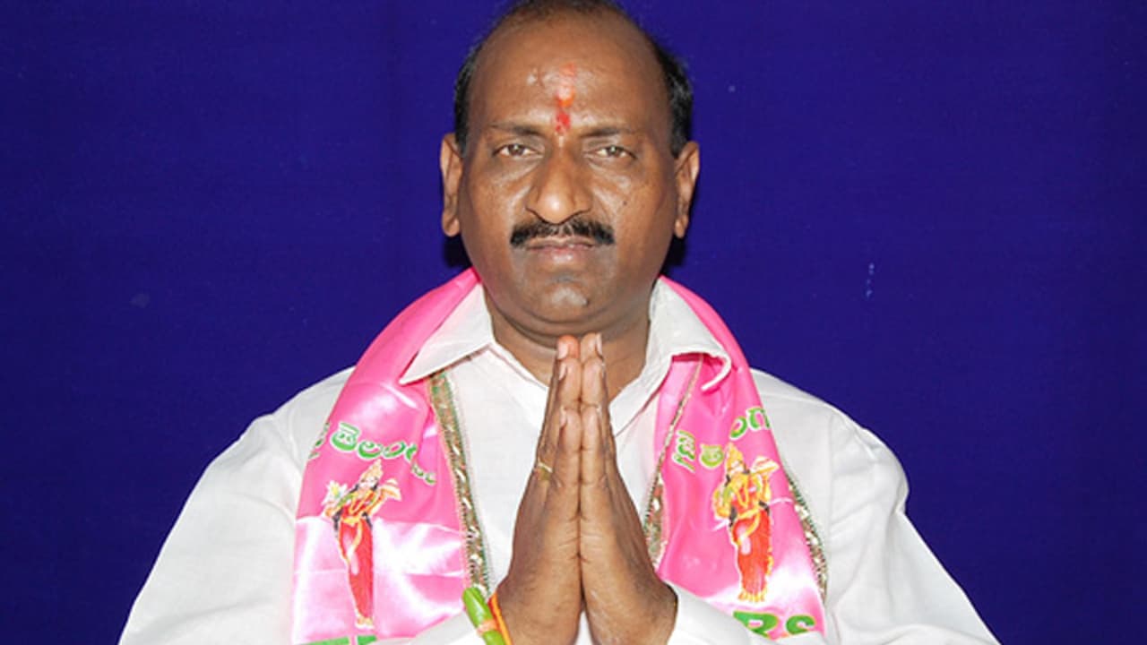 అనుచరులతో ఏనుగు రవీందర్ రెడ్డి భేటీ: కాంగ్రెస్లో చేరుతారా? అనుచరులతో ఏనుగు రవీందర్ రెడ్డి భేటీ: కాంగ్రెస్లో చేరుతారా?