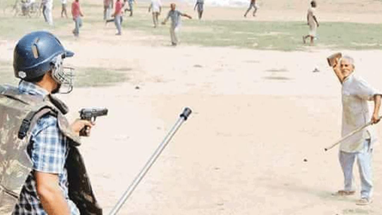 ರೈತ ಪ್ರತಿಭಟನೆ : ಪೊಲೀಸ್ ಪಿಸ್ತೂಲಿಗೆ ಗುರಿಯಾದ ವೃದ್ಧ? ರೈತ ಪ್ರತಿಭಟನೆ : ಪೊಲೀಸ್ ಪಿಸ್ತೂಲಿಗೆ ಗುರಿಯಾದ ವೃದ್ಧ?