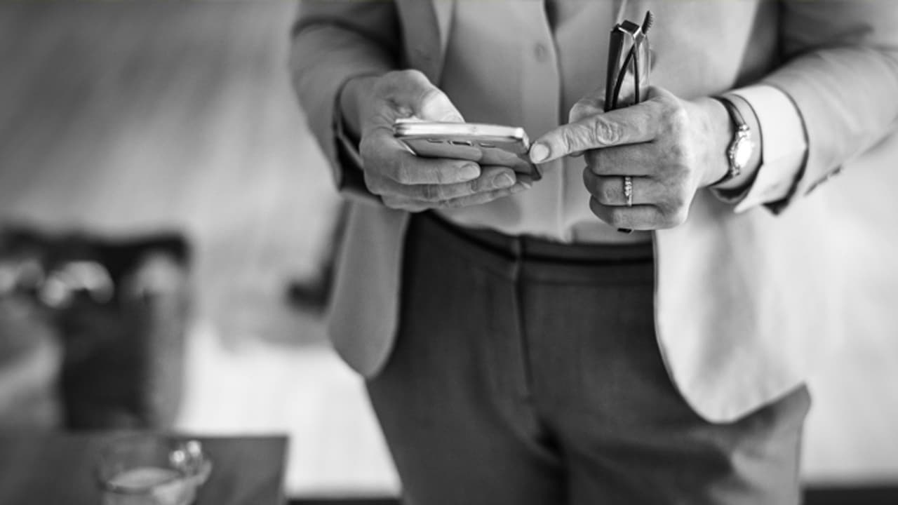 അതിര്ത്തി കടക്കണമെങ്കില് ഫോണ് അണ്ലോക്ക് ചെയ്ത് പരിശോധനക്ക് നല്കണം; ഇല്ലെങ്കില് യാത്ര തടയും അതിര്ത്തി കടക്കണമെങ്കില് ഫോണ് അണ്ലോക്ക് ചെയ്ത് പരിശോധനക്ക് നല്കണം; ഇല്ലെങ്കില് യാത്ര തടയും