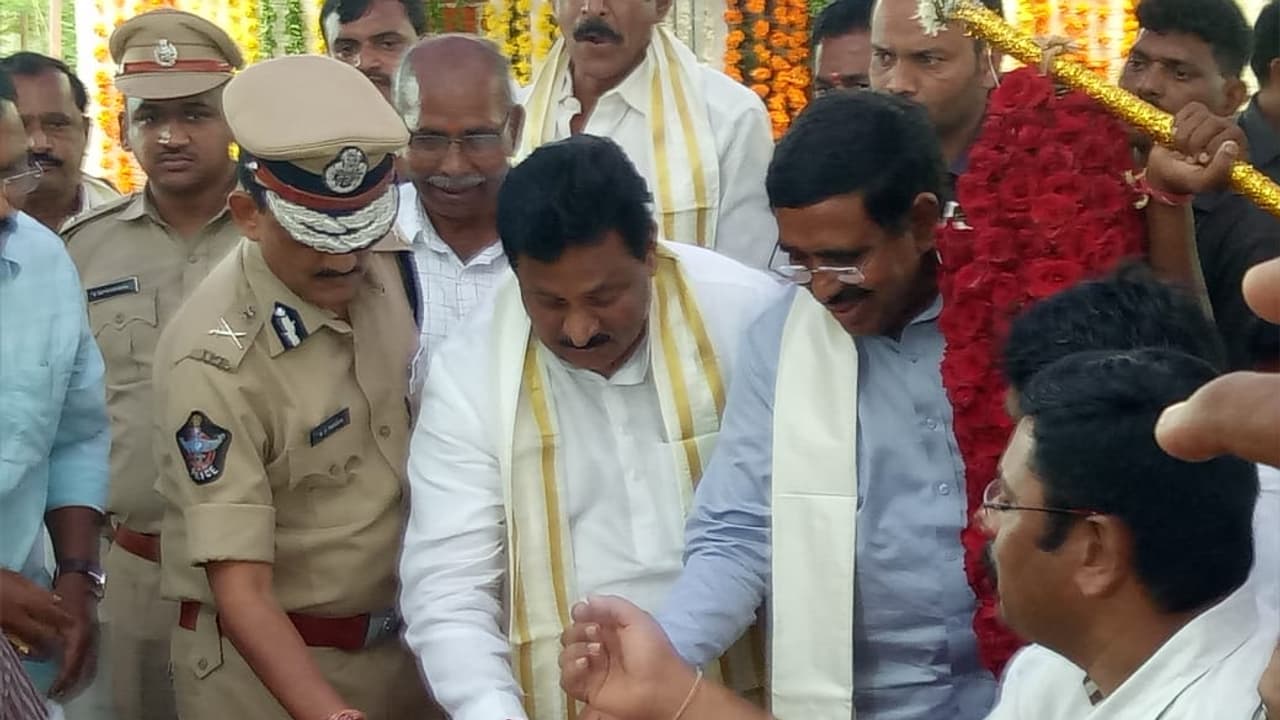 ఫ్రెండ్లీ పోలీసింగ్ కు ప్రాధాన్యత:చినరాజప్ప ఫ్రెండ్లీ పోలీసింగ్ కు ప్రాధాన్యత:చినరాజప్ప