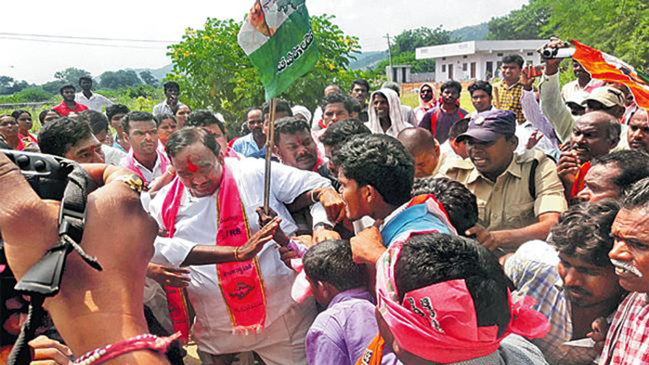 కార్యకర్తను కాలితో తన్నిన టీఆర్ఎస్ తాజా మాజీ ఎమ్మెల్యే