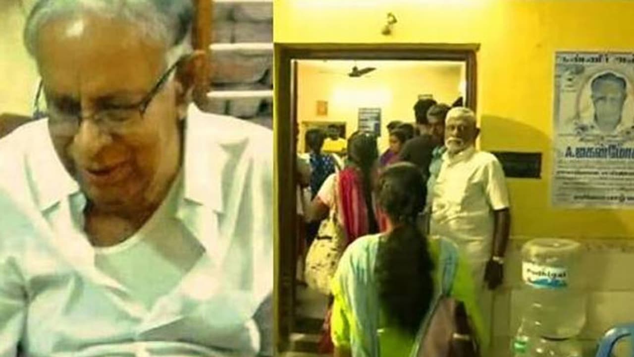 மனிதநேயம் போற்றிய 20 ரூபாய் டாக்டர் மறைவு...! மரியாதை செலுத்த குவிந்த பொதுமக்கள்! மனிதநேயம் போற்றிய 20 ரூபாய் டாக்டர் மறைவு...! மரியாதை செலுத்த குவிந்த பொதுமக்கள்!