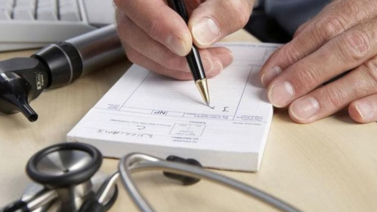 మందుల పేర్లు స్పష్టంగా రాయాలి.. జనరిక్ మెడిసిన్స్‌నే రాయాలి: డాక్టర్లకు కేంద్రం హెచ్చరిక