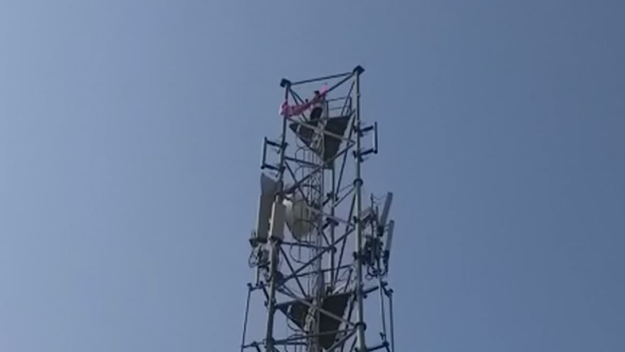 కేసీఆర్ సభ వద్ద కలకలం....సెల్ టవర్ ఎక్కిన యువకుడు (వీడియో) కేసీఆర్ సభ వద్ద కలకలం....సెల్ టవర్ ఎక్కిన యువకుడు (వీడియో)