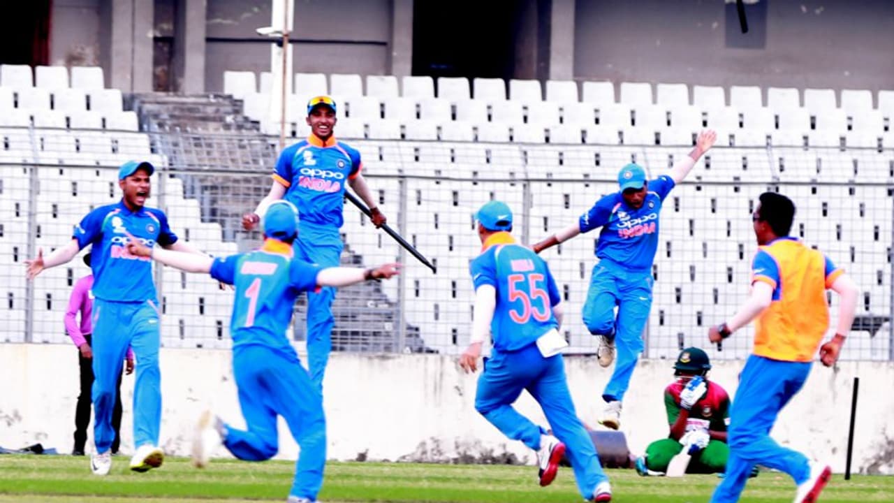 വീണ്ടും ഏഷ്യന് ത്രില്ലര്; അണ്ടര് 19 ഏഷ്യാ കപ്പിലും ബംഗ്ലാദേശിനെ വീഴ്ത്തി ഇന്ത്യ ഫൈനലില് വീണ്ടും ഏഷ്യന് ത്രില്ലര്; അണ്ടര് 19 ഏഷ്യാ കപ്പിലും ബംഗ്ലാദേശിനെ വീഴ്ത്തി ഇന്ത്യ ഫൈനലില്