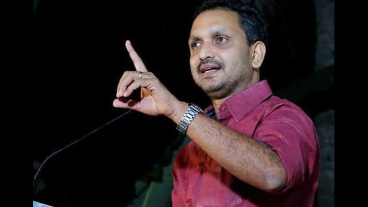 മഞ്ചേശ്വരം തെര‍ഞ്ഞെടുപ്പ് കേസ് തുടരണോയെന്ന് ഹൈക്കോടതി; 2 ദിവസത്തിനകം മറുപടി നൽകാമെന്ന് കെ സുരേന്ദ്രൻ