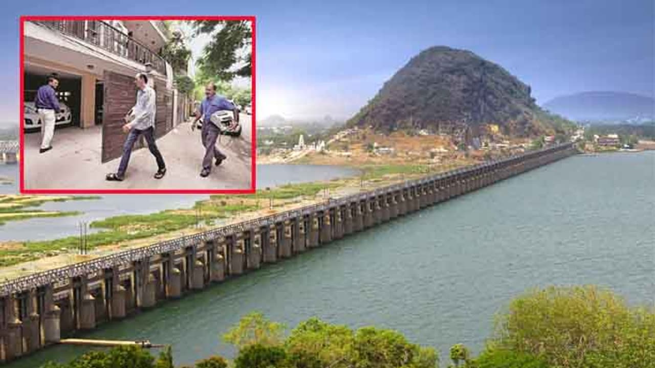 బెజవాడలో ఐటీ దాడుల కలకలం.. టీడీపీ నేతల ఇళ్లపై దాడులకు పక్కా వ్యూహం..? బెజవాడలో ఐటీ దాడుల కలకలం.. టీడీపీ నేతల ఇళ్లపై దాడులకు పక్కా వ్యూహం..?