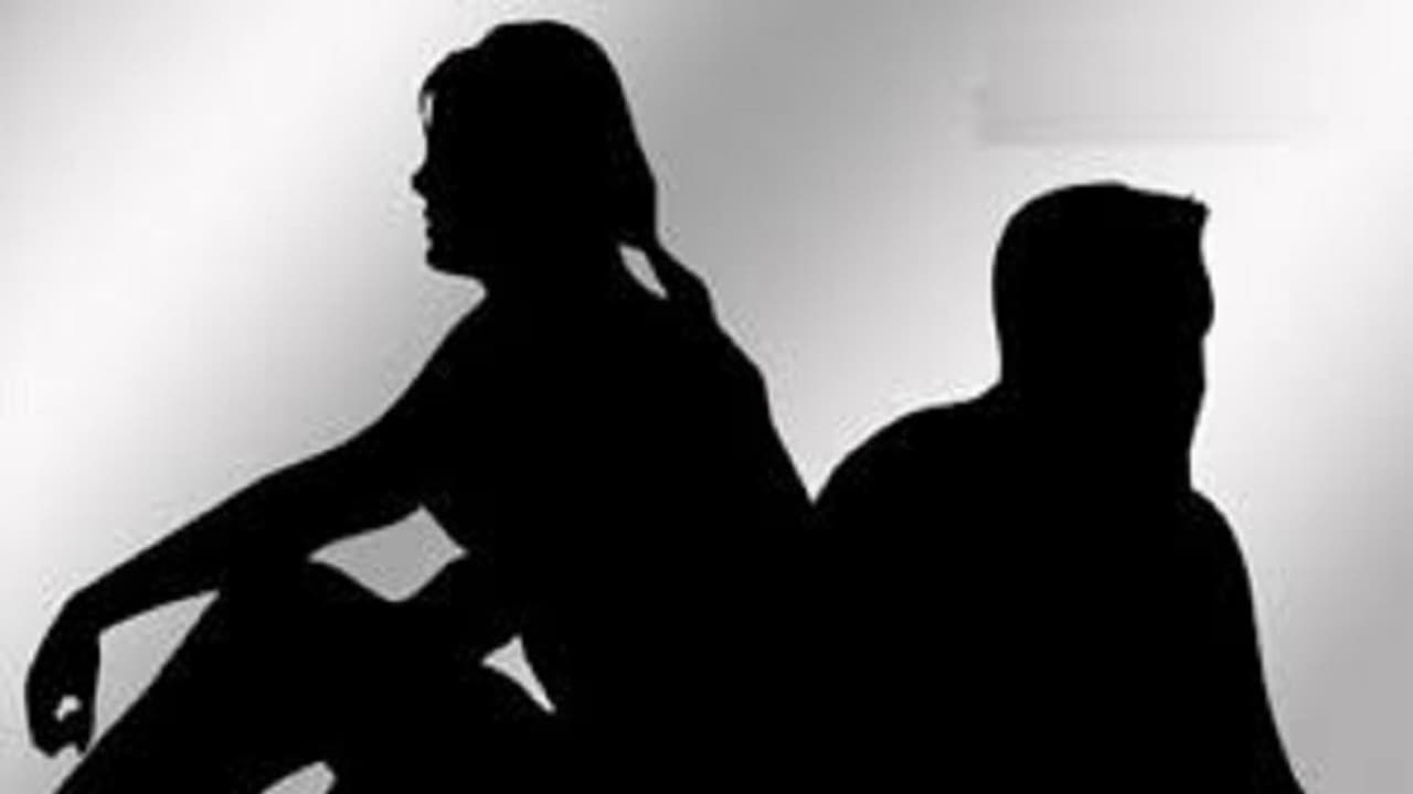 ಚಕ್ಕಂದವಾಡುತ್ತಿದ್ದ ತನ್ನ ಬಾಯ್ ಫ್ರೆಂಡ್ ಜತೆ ಮಗಳ ಮದುವೆ ಮಾಡಿಸಿದ್ಲು ಚಕ್ಕಂದವಾಡುತ್ತಿದ್ದ ತನ್ನ ಬಾಯ್ ಫ್ರೆಂಡ್ ಜತೆ ಮಗಳ ಮದುವೆ ಮಾಡಿಸಿದ್ಲು