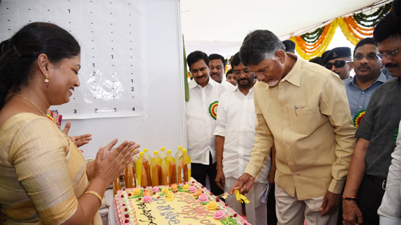 ఆహా ఏమి రుచి.. తృణధాన్యాల కేకుకు చంద్రబాబు ఫిదా ఆహా ఏమి రుచి.. తృణధాన్యాల కేకుకు చంద్రబాబు ఫిదా