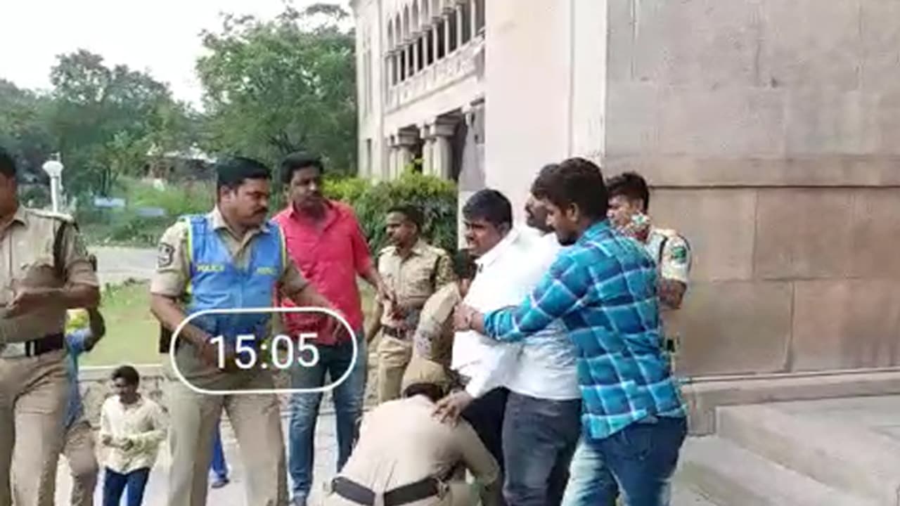 ఒకే రోజు రెండు పోటీ పరీక్షలు...ఓయూలో విద్యార్థి ఆత్మహత్యాయత్నం (వీడియో) ఒకే రోజు రెండు పోటీ పరీక్షలు...ఓయూలో విద్యార్థి ఆత్మహత్యాయత్నం (వీడియో)