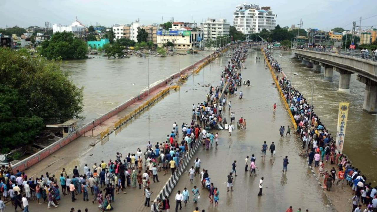 తమిళనాడు, కేరళకు రెడ్ అలర్ట్.. చెన్నైకి పొంచివున్న వరద ముప్పు తమిళనాడు, కేరళకు రెడ్ అలర్ట్.. చెన్నైకి పొంచివున్న వరద ముప్పు