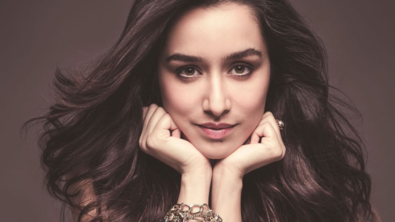 আলিয়াকে পেছনে ফেলে এগিয়ে গেলেন শ্রদ্ধা, নেপোটিজমের লেবেল মুছে নেটিজেনদের মন জয়