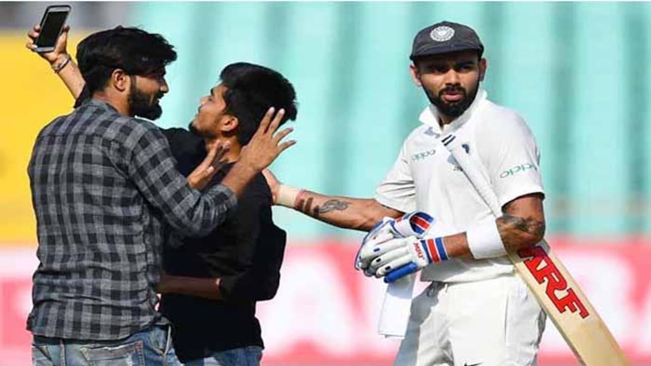 సెల్ఫీ కోసం దూసుకొచ్చిన అభిమానులు.. చెబితే వినరా అంటూ కోహ్లీ సీరియస్ సెల్ఫీ కోసం దూసుకొచ్చిన అభిమానులు.. చెబితే వినరా అంటూ కోహ్లీ సీరియస్