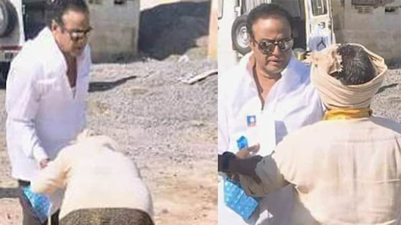 బాలయ్య కాళ్లు పట్టుకున్న వృద్ధుడు.. ఫోటోలు వైరల్! బాలయ్య కాళ్లు పట్టుకున్న వృద్ధుడు.. ఫోటోలు వైరల్!