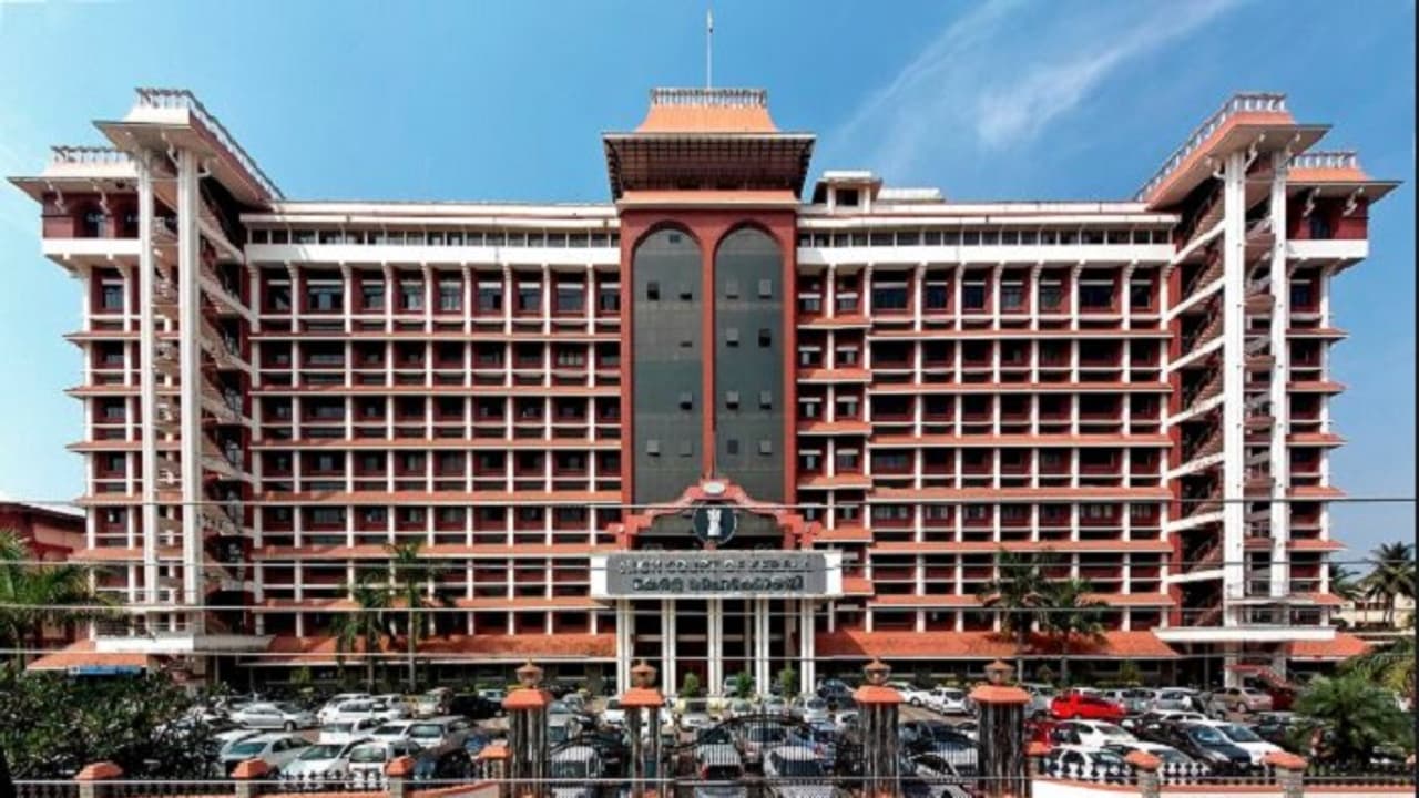 വിഐപി സന്ദര്ശനത്തിനായി റോഡ് നന്നാക്കാനുള്ള തിടുക്കം പൗരന്മാരോടും വേണം: ഹൈക്കോടതി വിഐപി സന്ദര്ശനത്തിനായി റോഡ് നന്നാക്കാനുള്ള തിടുക്കം പൗരന്മാരോടും വേണം: ഹൈക്കോടതി