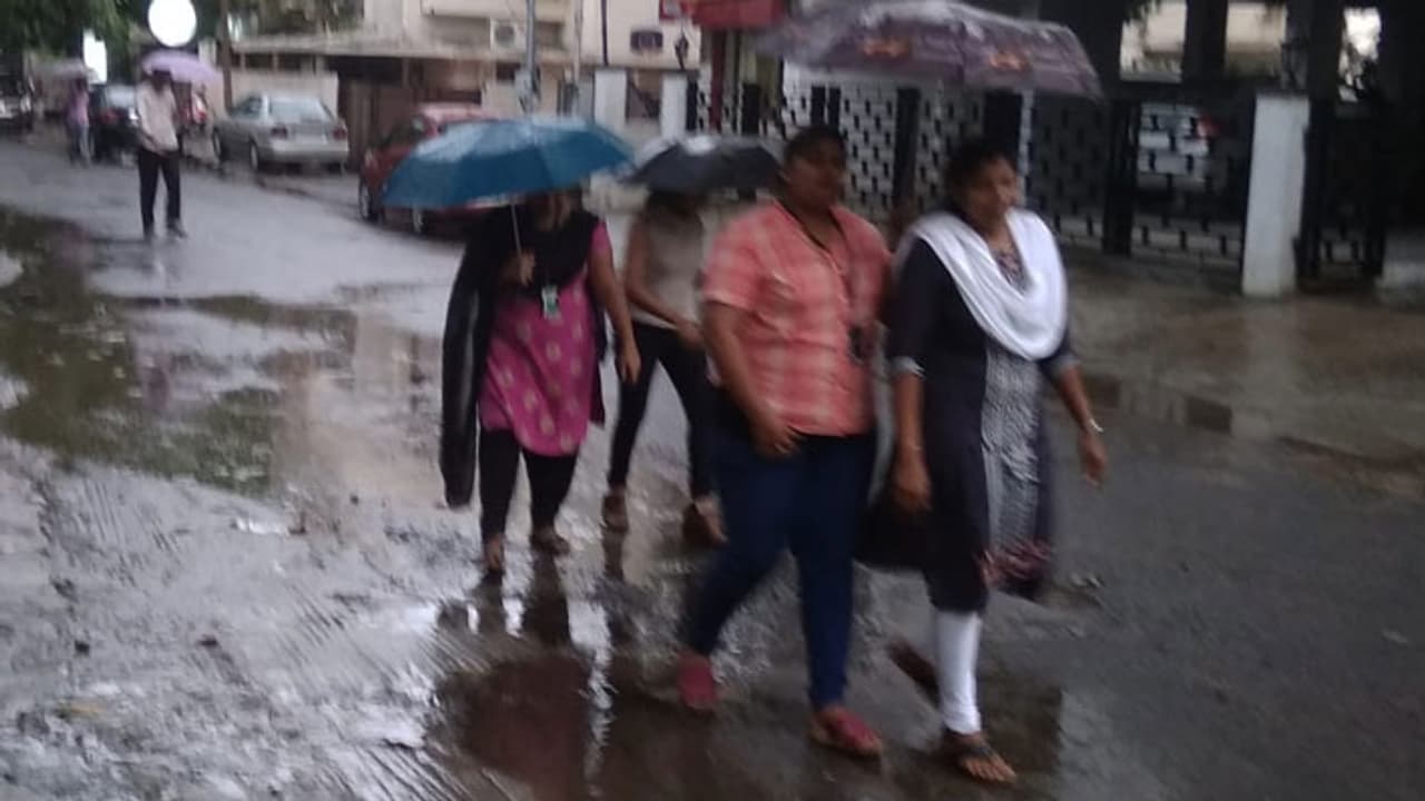 ரெட் அலர்ட்டுக்கு முன்னே எச்சரிக்கை விடுத்த மழை... இருளில் மூழ்கிய சென்னை! ரெட் அலர்ட்டுக்கு முன்னே எச்சரிக்கை விடுத்த மழை... இருளில் மூழ்கிய சென்னை!