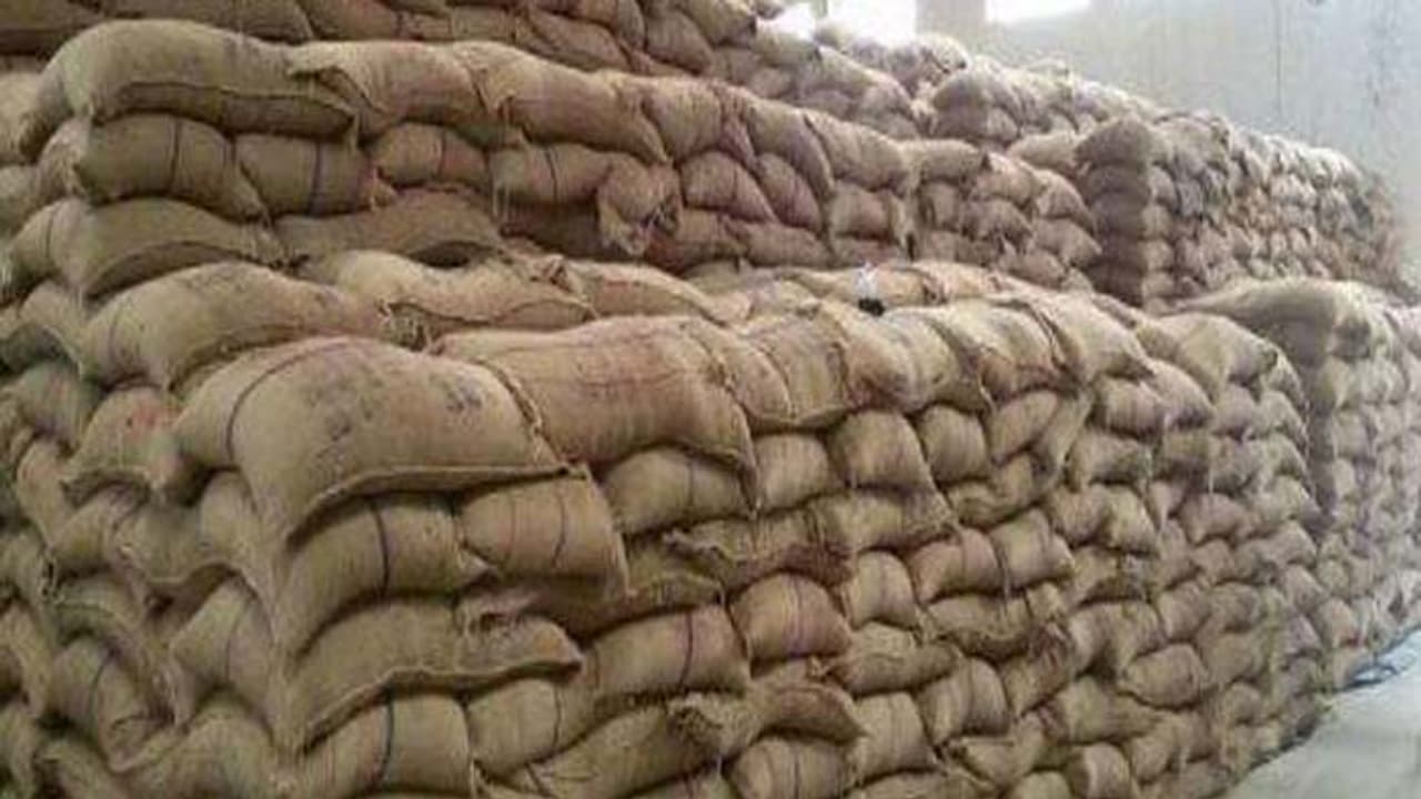 ಚಿತ್ರದುರ್ಗ: ನೆರೆ ಸಂತ್ರಸ್ತರಿಗಾಗಿ 108 ಚೀಲ ಅಕ್ಕಿ ವಿತರಣೆ