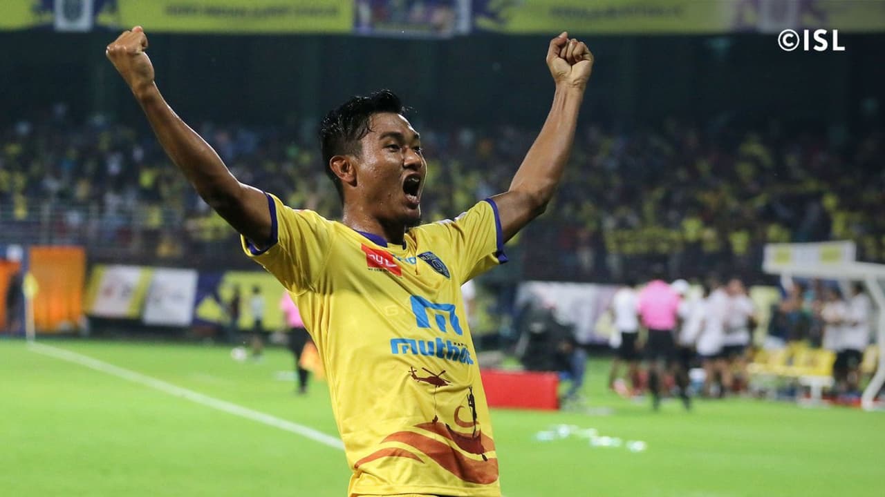 ഇത് കലിപ്പടക്കല്; കൊച്ചിയെ ത്രസിപ്പിച്ച് മഞ്ഞപ്പടയുടെ ആദ്യ ഗോള് ഇത് കലിപ്പടക്കല്; കൊച്ചിയെ ത്രസിപ്പിച്ച് മഞ്ഞപ്പടയുടെ ആദ്യ ഗോള്