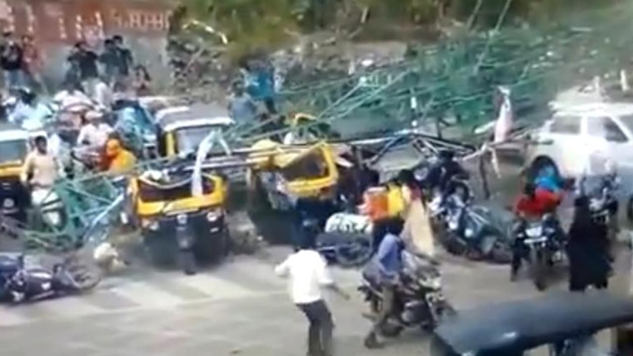 భారీ హోర్డింగ్ కుప్పకూలి నలుగురు దుర్మరణం.... భారీ హోర్డింగ్ కుప్పకూలి నలుగురు దుర్మరణం....