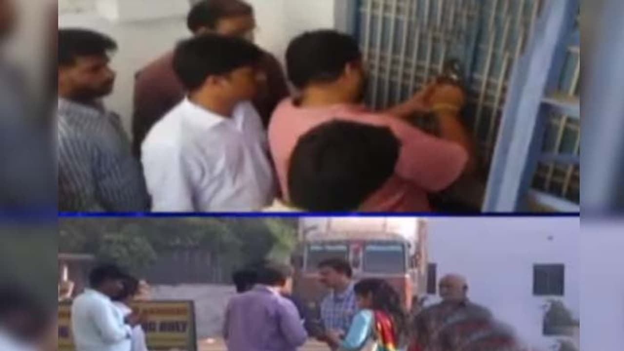 ఎపిలో కొనసాగుతున్న ఐటి దాడులు: ఆగ్రహిస్తున్న టీడీపీ నేతలు ఎపిలో కొనసాగుతున్న ఐటి దాడులు: ఆగ్రహిస్తున్న టీడీపీ నేతలు