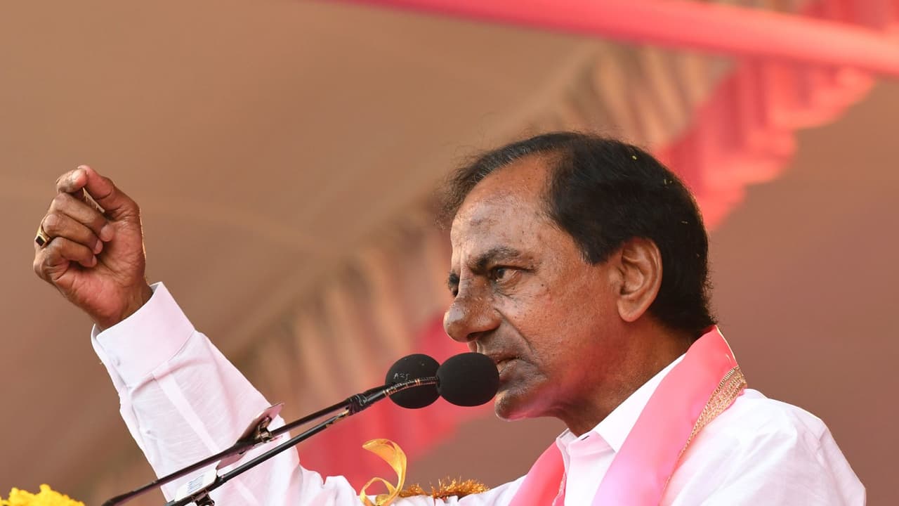 టీఆర్ఎస్ అభ్యర్థులతో తెలంగాణ భవన్లో కేసీఆర్ భేటీ టీఆర్ఎస్ అభ్యర్థులతో తెలంగాణ భవన్లో కేసీఆర్ భేటీ