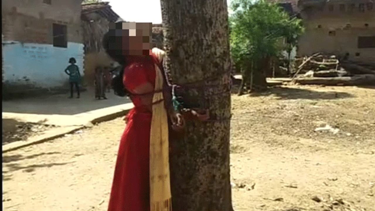 ಅನ್ಯ ಜಾತಿ ಯುವಕನೊಂದಿಗೆ ಪ್ರೀತಿ: ಮರಕ್ಕೆ ಕಟ್ಟಿ ಯುವತಿಗೆ ಥಳಿತ ಅನ್ಯ ಜಾತಿ ಯುವಕನೊಂದಿಗೆ ಪ್ರೀತಿ: ಮರಕ್ಕೆ ಕಟ್ಟಿ ಯುವತಿಗೆ ಥಳಿತ