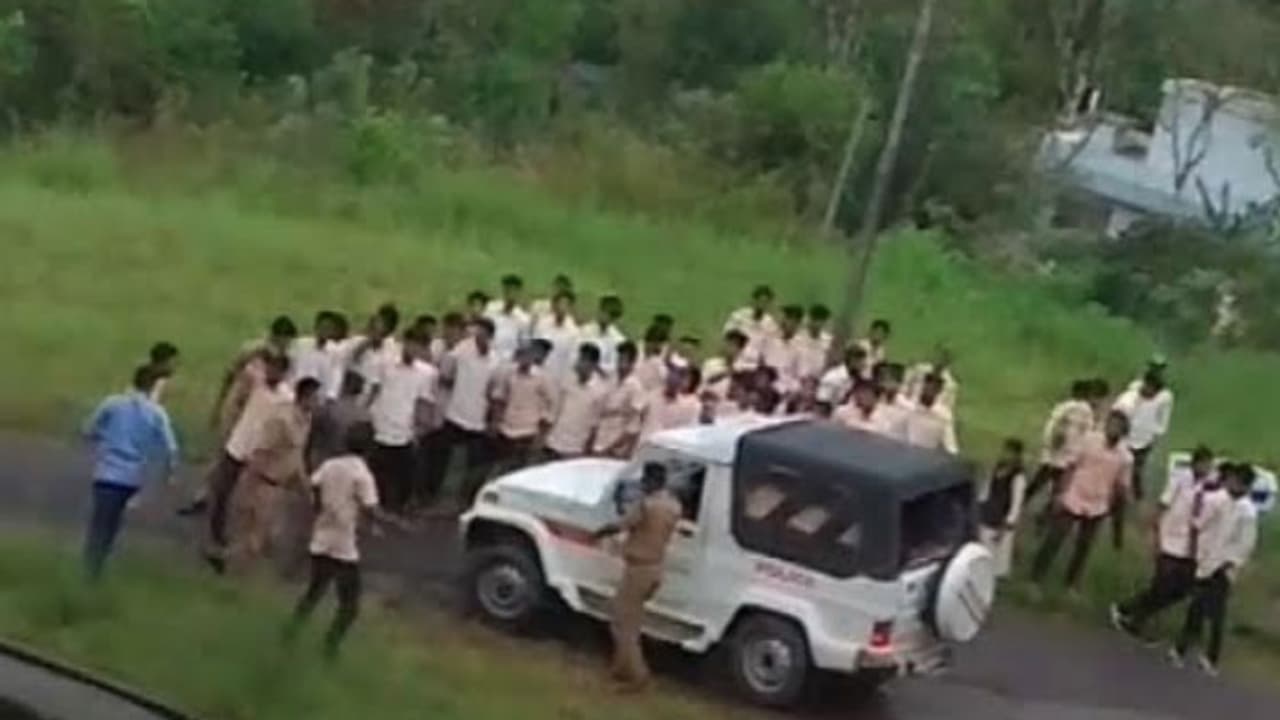 കോളേജ് വിദ്യാര്ത്ഥികളും പൂര്വ്വവിദ്യാര്ത്ഥികളും തമ്മില് സംഘര്ഷം; ഏഴ് പേര്ക്ക് പരുക്ക് കോളേജ് വിദ്യാര്ത്ഥികളും പൂര്വ്വവിദ്യാര്ത്ഥികളും തമ്മില് സംഘര്ഷം; ഏഴ് പേര്ക്ക് പരുക്ക്