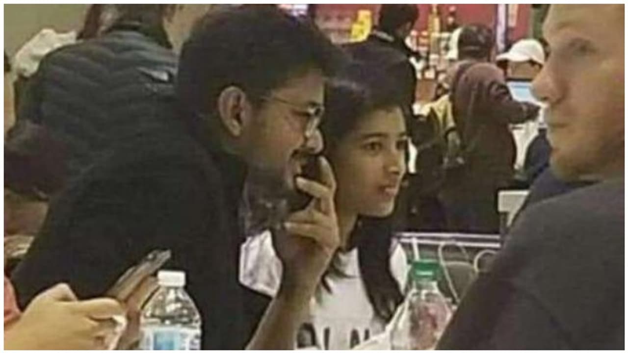 மகளுடன் ஓட்டலுக்கு வந்த விஜய்..! வெளியானது ஜாலியாக உணவருந்தும் புகைப்படம்....! மகளுடன் ஓட்டலுக்கு வந்த விஜய்..! வெளியானது ஜாலியாக உணவருந்தும் புகைப்படம்....!